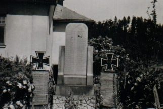 141-001a Kriegerdenkmal